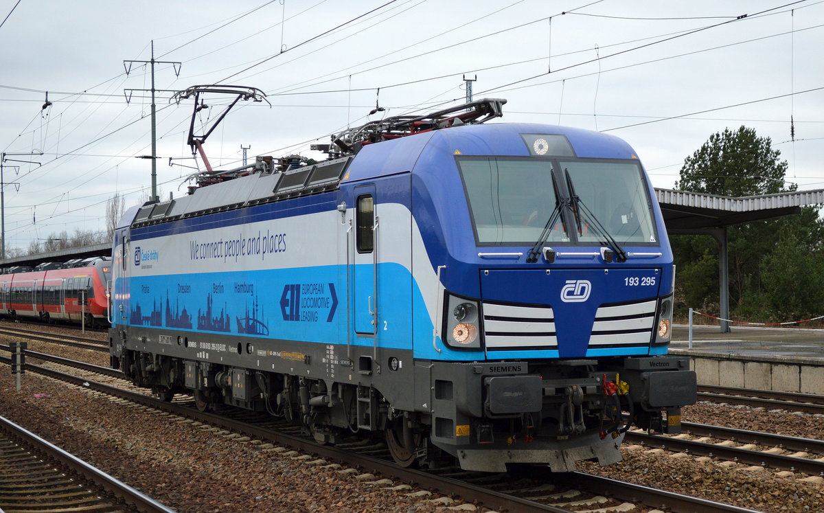 Seit dem Fahrplanwechsel 2017 hat die tschechische CD ein ganze Reihe Vectron angemietet um in EC Verkehr zwischen Hamburg, Berlin und Dresden nach Prag durchgehend ohne Lok-Wechsel in Dresden (einst Wechsel von DB Br.101 zu CD BR 371) durch zu fahren, hier die in dem sehr schönen Design der CD geklebte ELL Vectron 193 295 [NVR-Number: 91 80 6193 295-3 D-ELOC] am 24.01.17 Durchfahrt BF. Flughafen Berlin-Schönefeld.