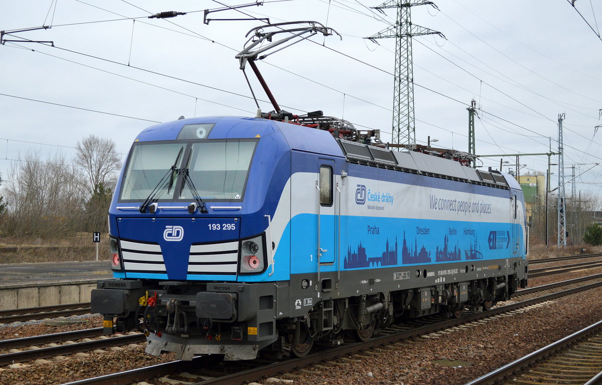 Seit dem Fahrplanwechsel 2017 hat die tschechische CD ein ganze Reihe Vectron angemietet um in EC Verkehr zwischen Hamburg, Berlin und Dresden nach Prag durchgehend ohne Lok-Wechsel in Dresden (einst Wechsel von DB Br.101 zu CD BR 371) durch zu fahren, hier die in dem sehr schönen Design der CD geklebte ELL Vectron 193 295 [NVR-Number: 91 80 6193 295-3 D-ELOC] am 24.01.17 Durchfahrt BF. Flughafen Berlin-Schönefeld.
