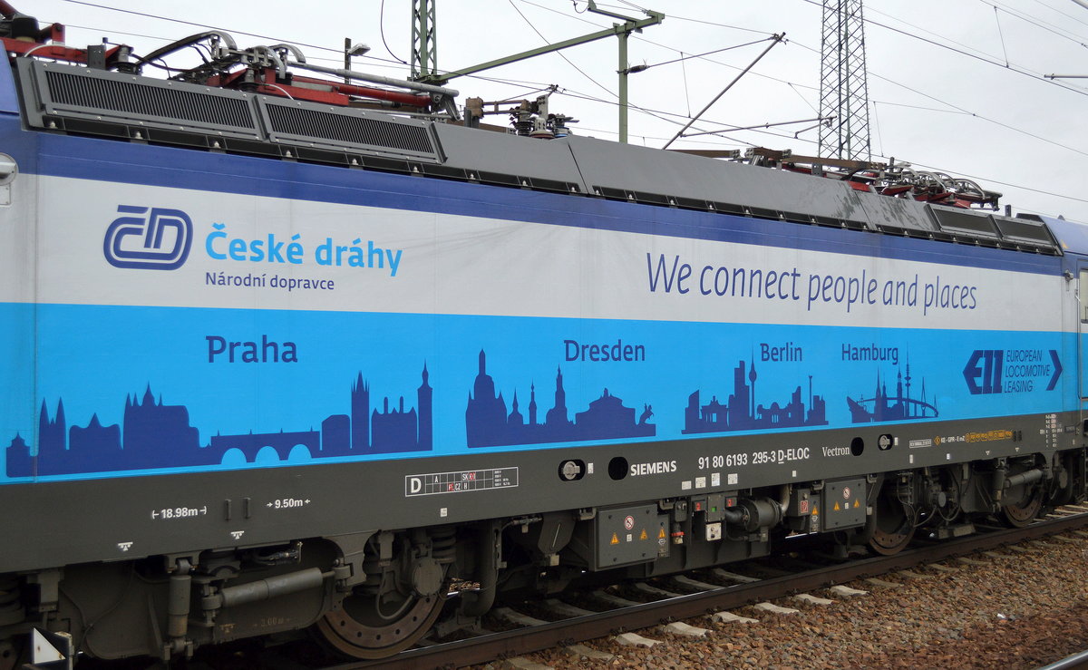 Seit dem Fahrplanwechsel 2017 hat die tschechische CD ein ganze Reihe Vectron angemietet um in EC Verkehr zwischen Hamburg, Berlin und Dresden nach Prag durchgehend ohne Lok-Wechsel in Dresden (einst Wechsel von DB Br.101 zu CD BR 371) durch zu fahren, hier die in dem sehr schönen Design der CD geklebte ELL Vectron 193 295 [NVR-Number: 91 80 6193 295-3 D-ELOC] am 24.01.17 Durchfahrt BF. Flughafen Berlin-Schönefeld.