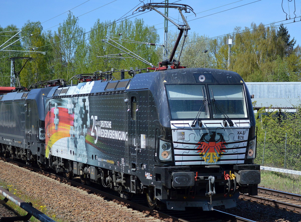 Seit ein paar Tagen ist endlich mal ein Farbtupfer unter den DB Schenker Vectron Doppetraktionen mit ihren Erzpendel-Zügen, es ist die X4 E - 876  25 Jahre Deutsche Wiedervereinigung (91 80 6193 876-0 D-DISPO, Siemens Bj.2015) + X4 E- 874 am 05.04.16 Mühlenbeck/Mönchmühle bei Berlin.