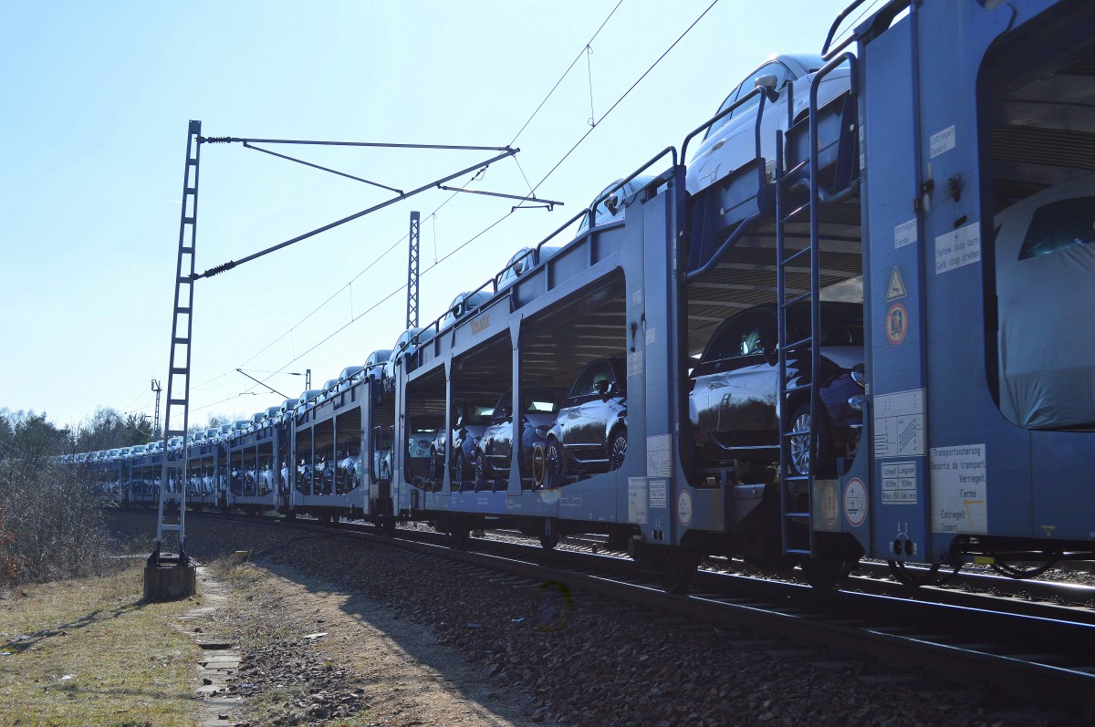 Seit einigen Jahren schon kann man fast täglich in Berlin die langen von der polnischen PKP Cargo gezogenen PKW-Transportzüge mit meist in Polen produzierten FIAT 500 PKW´s beobachten, auf Transpoprtwagen verschiedener Einstell-Firmen, hier im Bild belgische und deutsche Transportwagen-Einheiten der Fa. TOUAX am 16.03.16 Berlin-Wuhlheide.