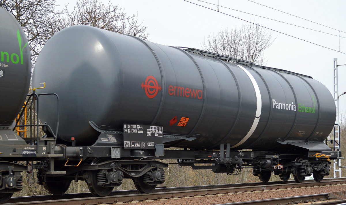 Seit einigen Wochen beobachte ich nun schon vereinzelt Ethanol-Kesselwagenzüge mit neuem Firmenlogo, die Kesselwagen haben den Aufdruck Pannonia Ethanol, hierbei handelt es sich um einen der größten in Osteuropa tätigen Produzenten von Ethanol aus Ungarn der aus Mais Ethanol herstellt. Im Bild der Wagen vom Einsteller ERMEWA mit der Nr. 33 TEN 54 CZ-ERMW 7838 724-4 Zacns am 04.04.16 Berlin-Wuhlheide.