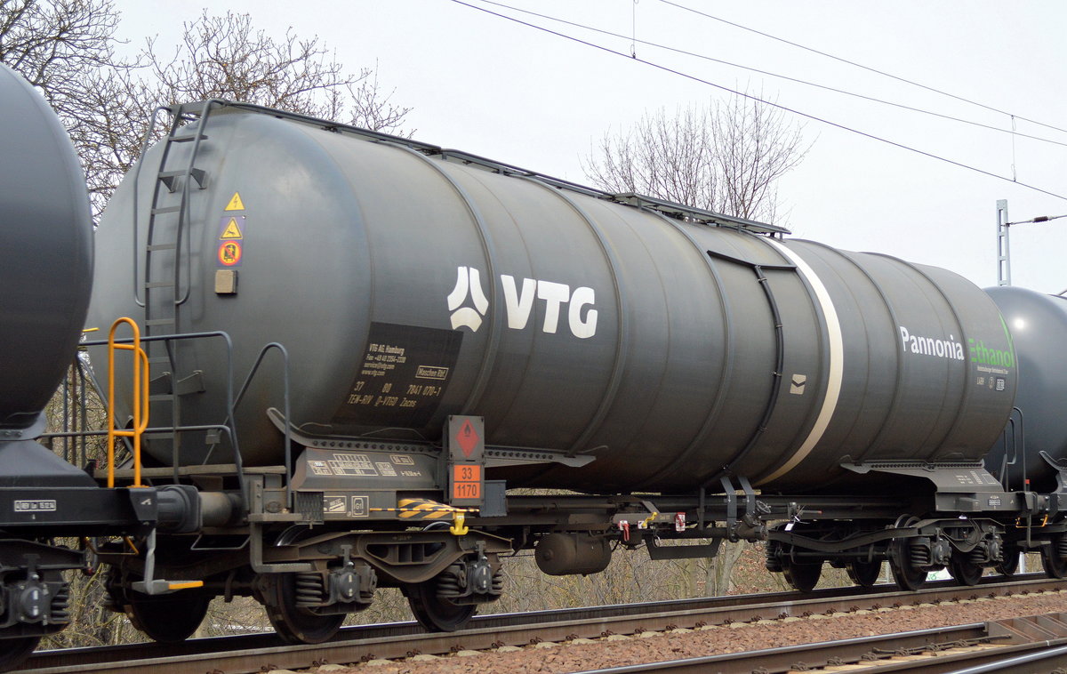 Seit einigen Wochen beobachte ich nun schon vereinzelt Ethanol-Kesselwagenzüge mit neuem Firmenlogo, die Kesselwagen haben den Aufdruck Pannonia Ethanol, hierbei handelt es sich um einen der größten in Osteuropa tätigen Produzenten von Ethanol aus Ungarn der aus Mais Ethanol herstellt. Im Bild der Wagen vom Einsteller VTG mit der Nr. 33 TEN 80 D-VTGD 7841 070-1 Zacns am 04.04.16 Berlin-Wuhlheide.