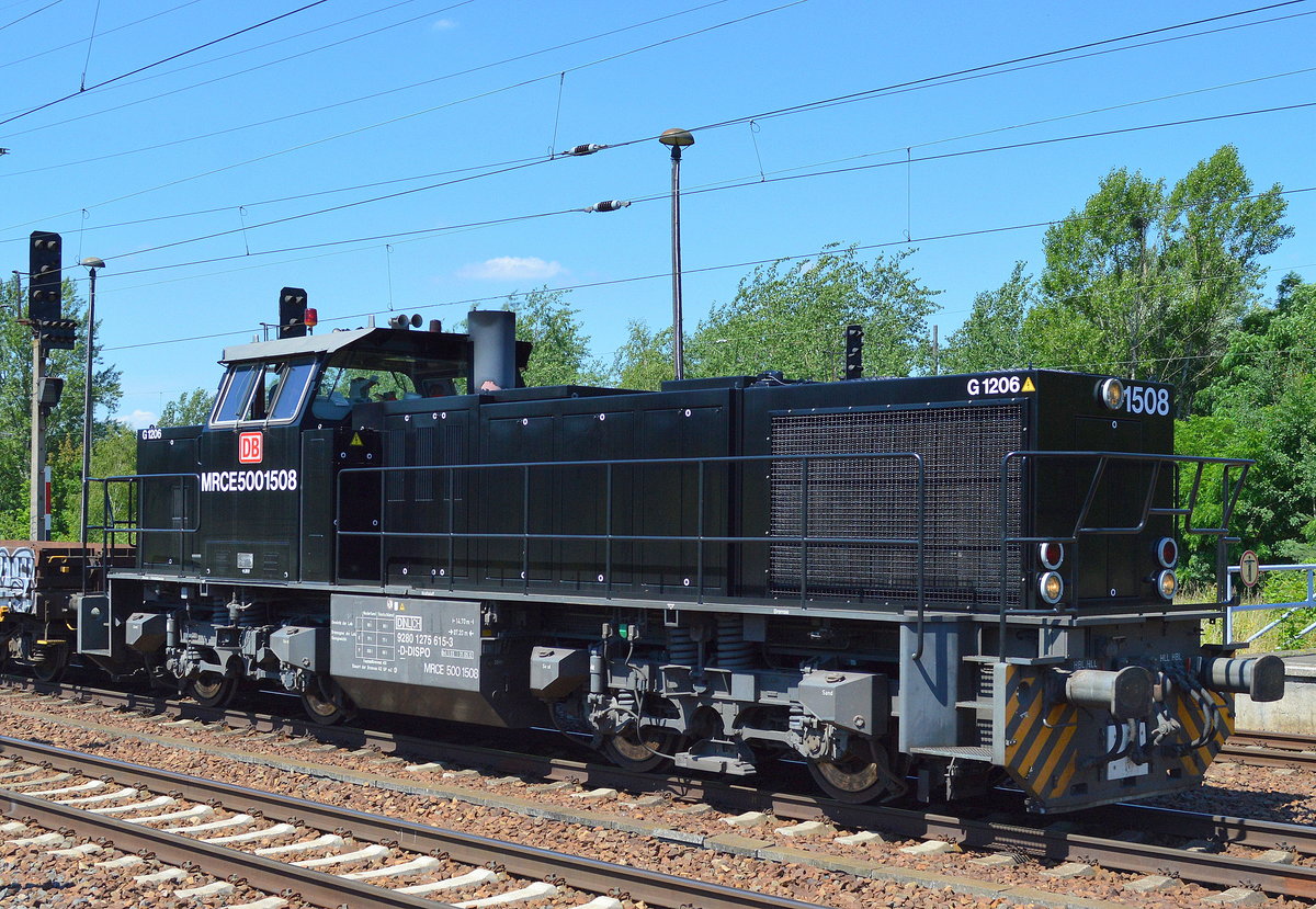 Seit einiger Zeit in Berlin und Umland zu beobachten im Bauschubdienst, die von der DB angemietete MRCE 500 1508 MaK G 1206 (275 615-3) hier mit einem Zug Drehgestell-Flachwagen (leer) am 23.06.16 Bf. Flughafen Berlin-Schönefeld.