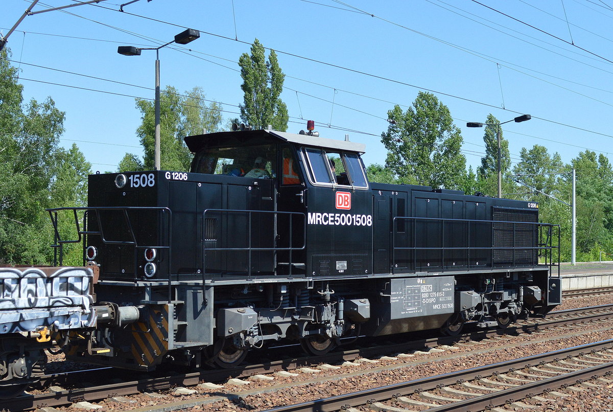 Seit einiger Zeit in Berlin und Umland zu beobachten im Bauschubdienst, die von der DB angemietete MRCE 500 1508 MaK G 1206 (275 615-3) hier mit einem Zug Drehgestell-Flachwagen (leer) am 23.06.16 Bf. Flughafen Berlin-Schönefeld.