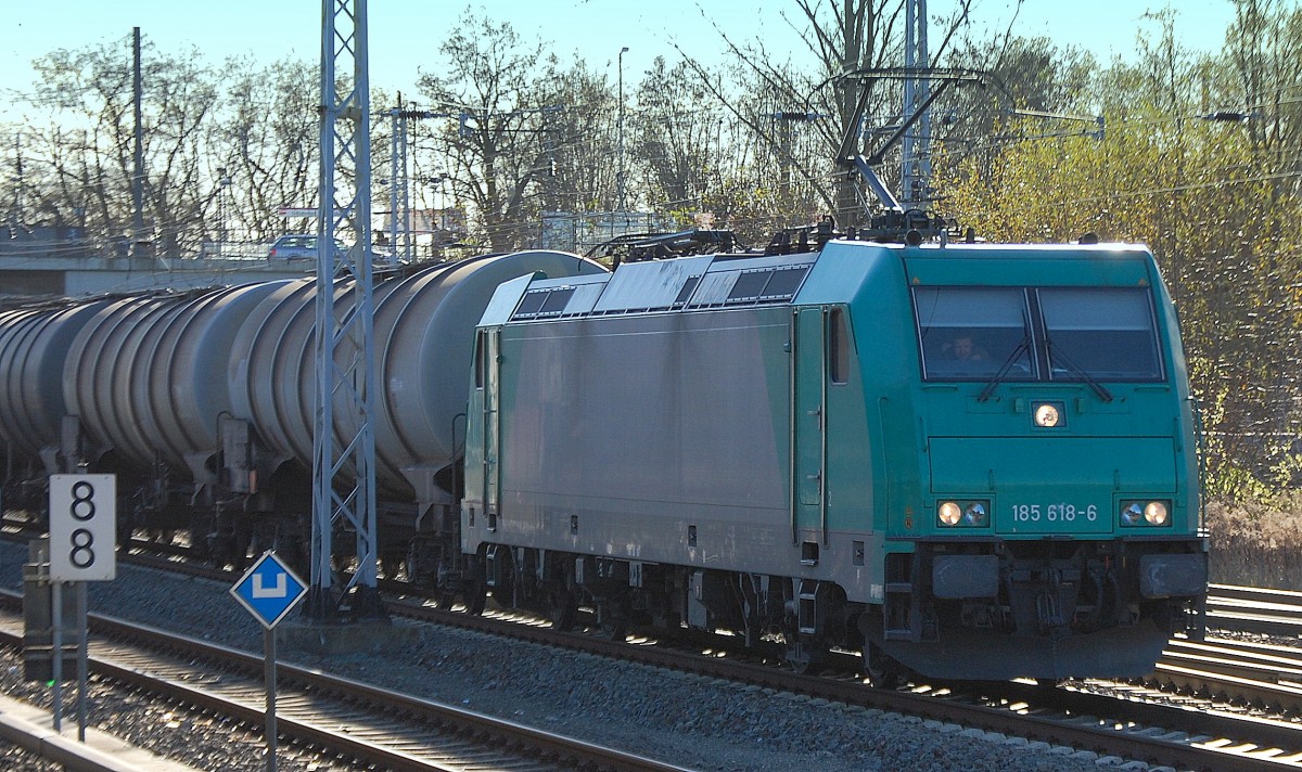 Seit einiger Zeit von HGK angemietet, 185 618-6 (91 80 6185 618-6 d-RHC, Bombardier Bj.2008) mit Kesselwagenzug am 26.11.13 Berlin-Springpfuhl.