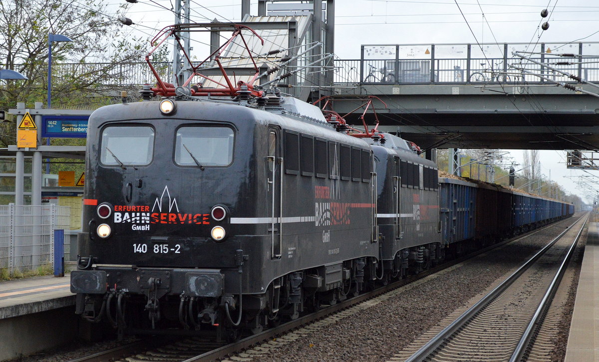 Seit einiger Zeit schon liefert jetzt im Herbst die Erfurter Bahnservice GmbH per Bahn tonnenweise Zuckerrüben ab Mecklenburg-Vorpommern für ein österrechisches Unternehmen, hier mit ihrer sehr schönen Doppeltrakion 140 815-2 + 140 811-1 und einem Ganzzug offener Drehgestell-Güterwagen (ERR/NACCO) bei der Durchfahrt Bf. Berlin-Hohenschönhausen, 12.11.17