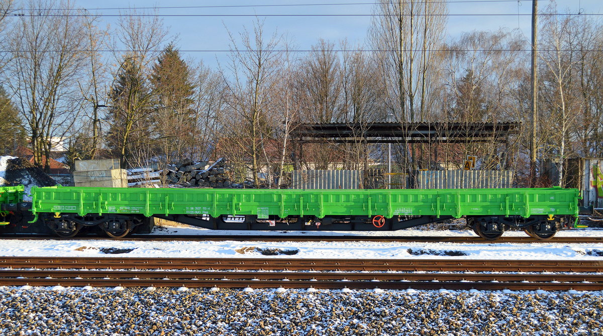 Seit Ende letzten Jahres hat die Fa. BUG mehrere neue Drehgestell-Flachwagen in ihrer typisch grünen Firmenfarbe in Berlin + Umland im Bauzugdienst im Einsatz, hier der Wagen mit der Nr. 31 RIV 56 SK-BUG 3937 115-4 Res abgestellt mit einem zweiten Wagen am 17.01.17 Berlin-Blankenburg.