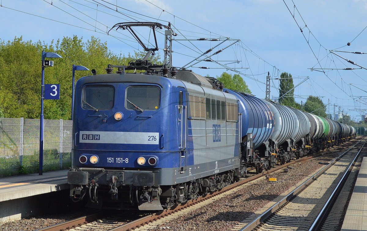 Seit längerem mal eine RBH 151ér an Stelle einer 143ér Doppeltraktion, RBH 276/151 151-8 mit Kesselwagenzug (leer)Richtung Stendell am 13.08.16 Bf. Berlin-Hohenschönhausen.