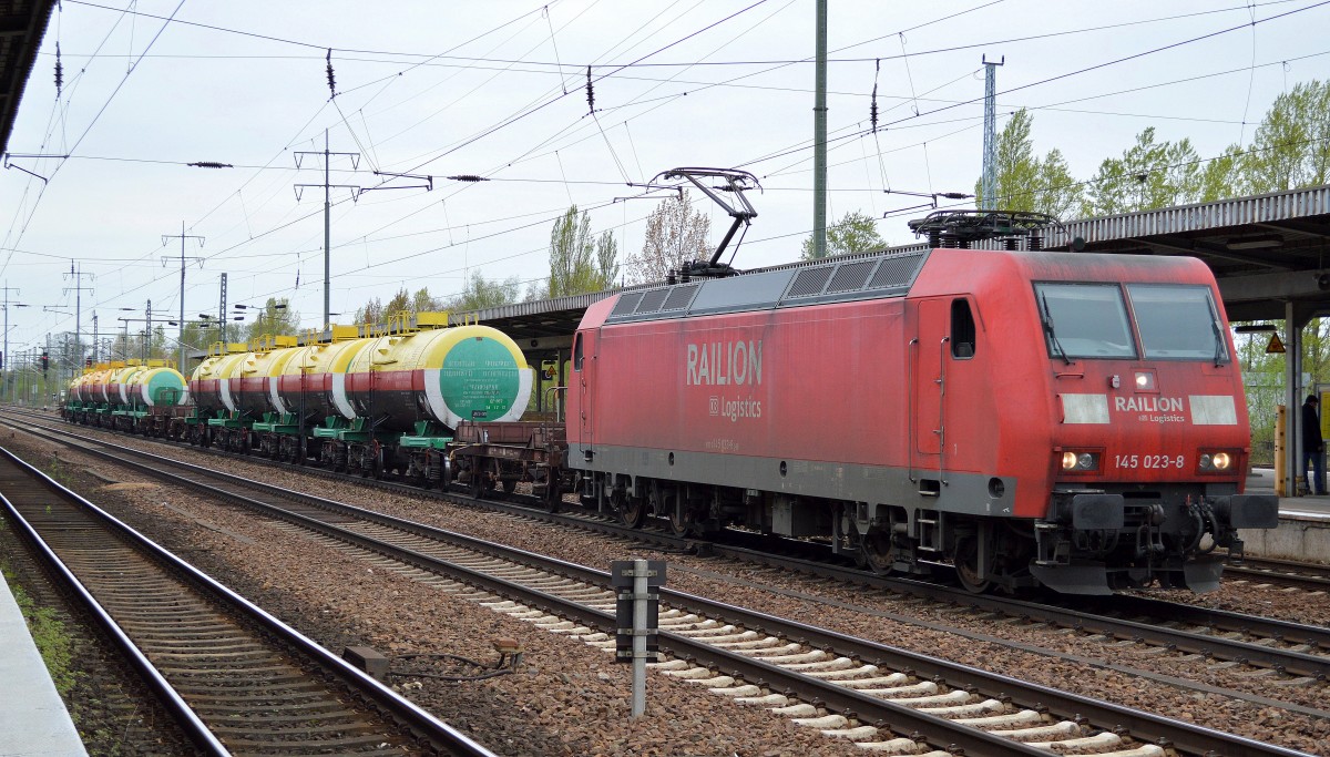 Seit l�ngerem mal wieder gesichtet, ein Kesselwagenzug mit den optisch auff�lligen kasachischen Kesselwagen f�r den Transport von Phosphor mit den dazugeh�rigen DB-Adapterwagen vom F�hrhafen Mukran, diesmal gezogen von 145 023-8 beim Kurzhalt im Bhf. Flughafen Berlin-Sch�nefeld am 11.04.14