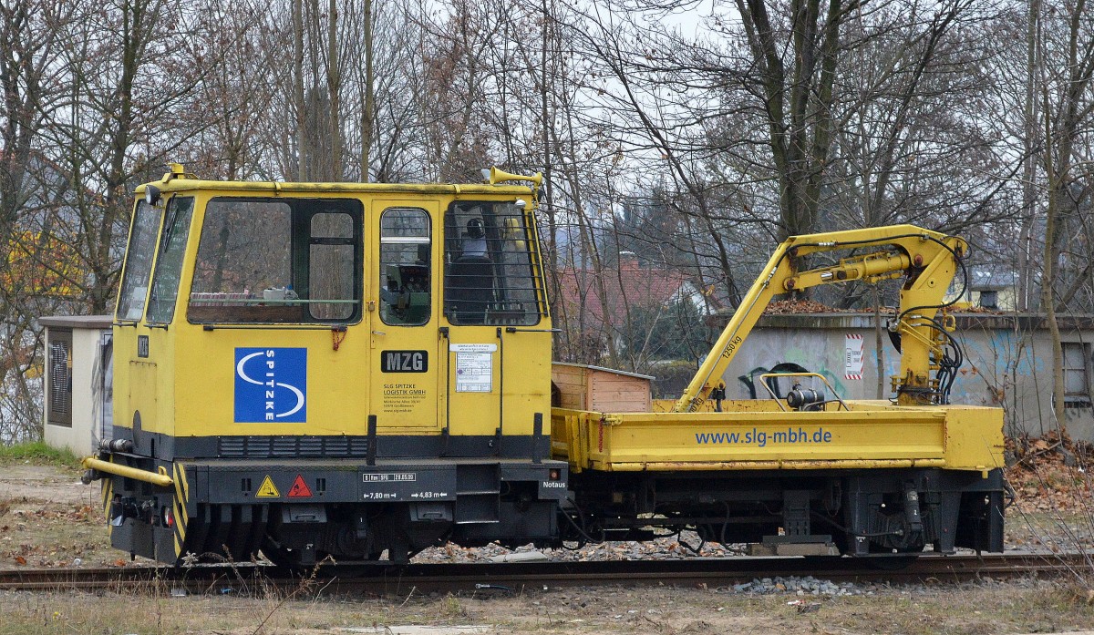 Seit längerem mal wieder gesichtet, dieses SKL mit der Bezeichnung MZG = Mehrzweck-Gleisarbeitsfahrzeug war das Nachfolgemodell des bekannten SKL 24 bei der DR (FEW Blankenburg Baujahr 1976), hier das Fahrzeug der Spitzke Logistik GmbH abgestellt am 02.12.14 in Berlin-Blankenburg. 