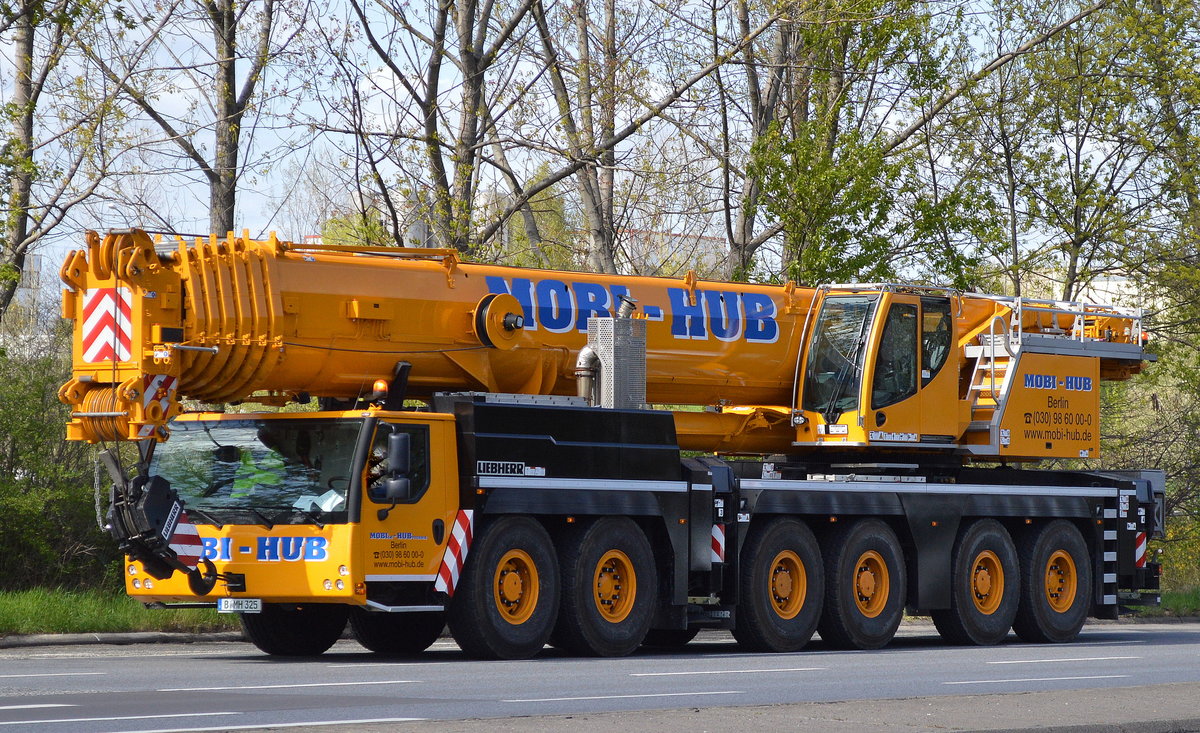 Seit letztem Jahr im Einsatz für die Fa. MOBI-HUB aus Berlin, der neue Liebherr LTM 1300-6.2 Fahrzeugkran am 20.04.16 unterwegs mit Begleitfahrzeug in Berlin-Marzahn.