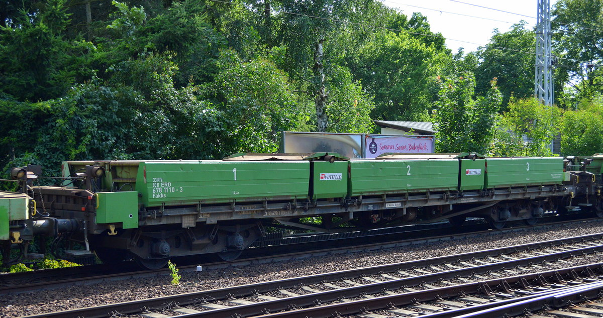 Seitdem seit vielen Wochen auf der Bahnstrecke Höhe Berlin Friedrichshagen sich eine Bahnbaustelle befindet sind diese interessanten flachen Schüttgutkippwagen der Fa. WITTFELD unaufhörlich im Einsatz, wobei die Wagen allerdings über die Fa. Eiffage Rail Deutschland GmbH eingestellt sind, im Bild der Wagen mit der Nr. 33 RIV 80 D ERD 678 1110-3 Fakks am 28.06.16 Berlin-Hirschgarten.