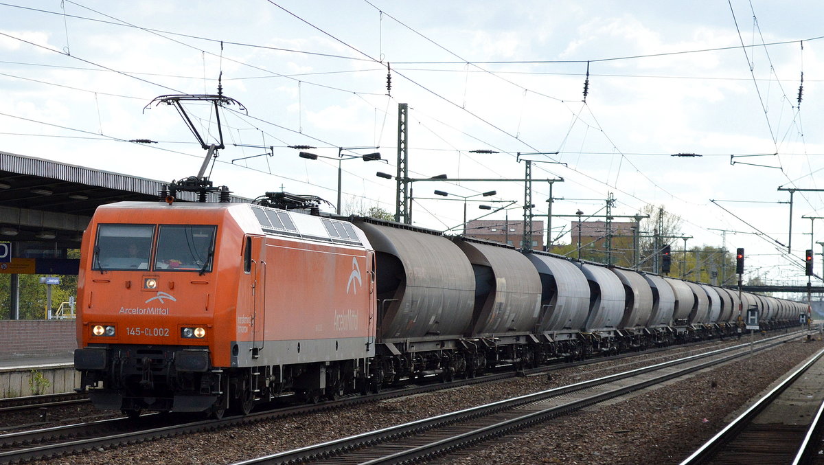 Seltener als in den letzten Jahren mal wieder eine Begegnung mit EKO-Trans 145-CL 002 (145 082-4) und einem langen Ganzzug Staubgutwagen (Kohlestaub) am 25.04.16 Durchfahrt Bhf. Flughafen Berlin-Schönefeld.