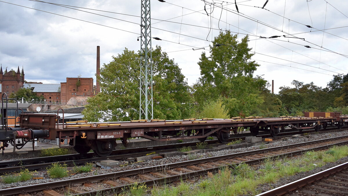 Serbische Flach-Wageneinheit zum Transport von Straßenfahrzeugen vom Einsteller ARS Altmann AG mit der Nr. 23 RIV 72 SRB-ARS 433 6 533-3 Laadgs in einem gemischten Güterzug am 11.09.25 Höhe Bahnhof Magdeburg-Neustadt.