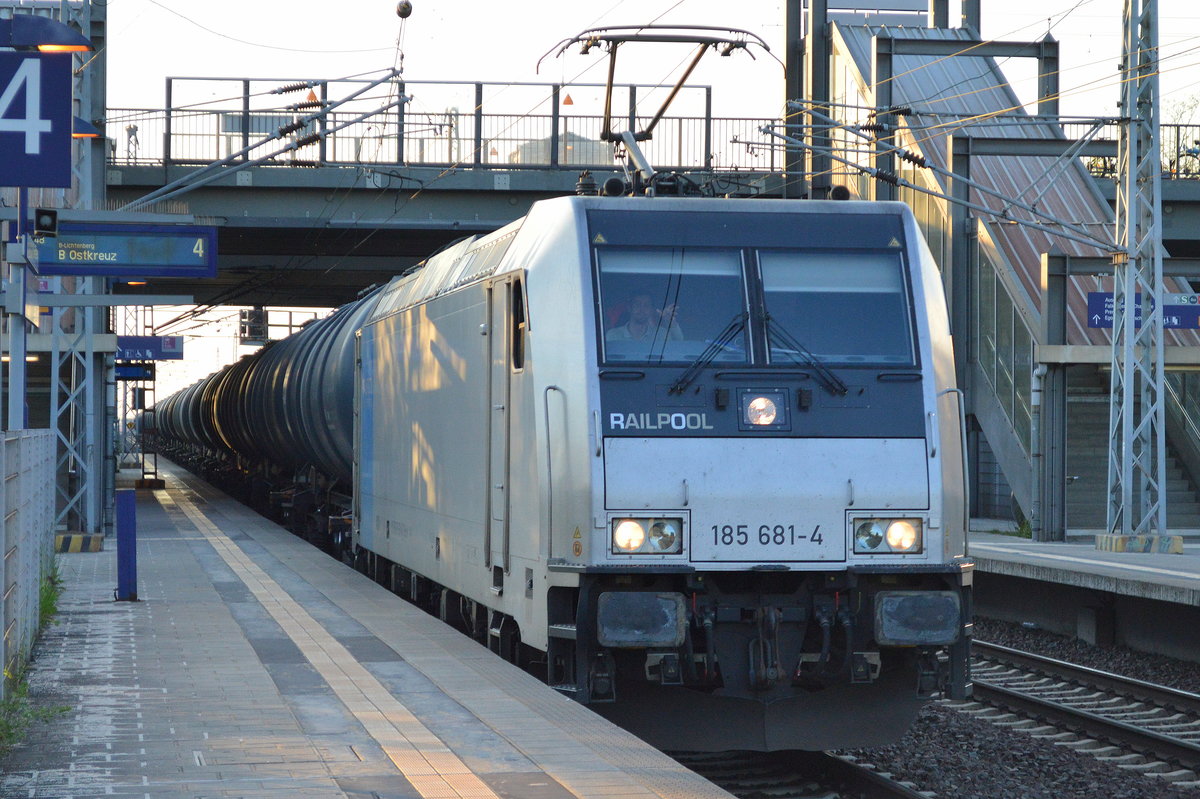 SETG mit der Railpool-Lok 185 681-4 und einem Kesselwagenzug am 11.05.17 Bf. Berlin-Hohenschönhausen.