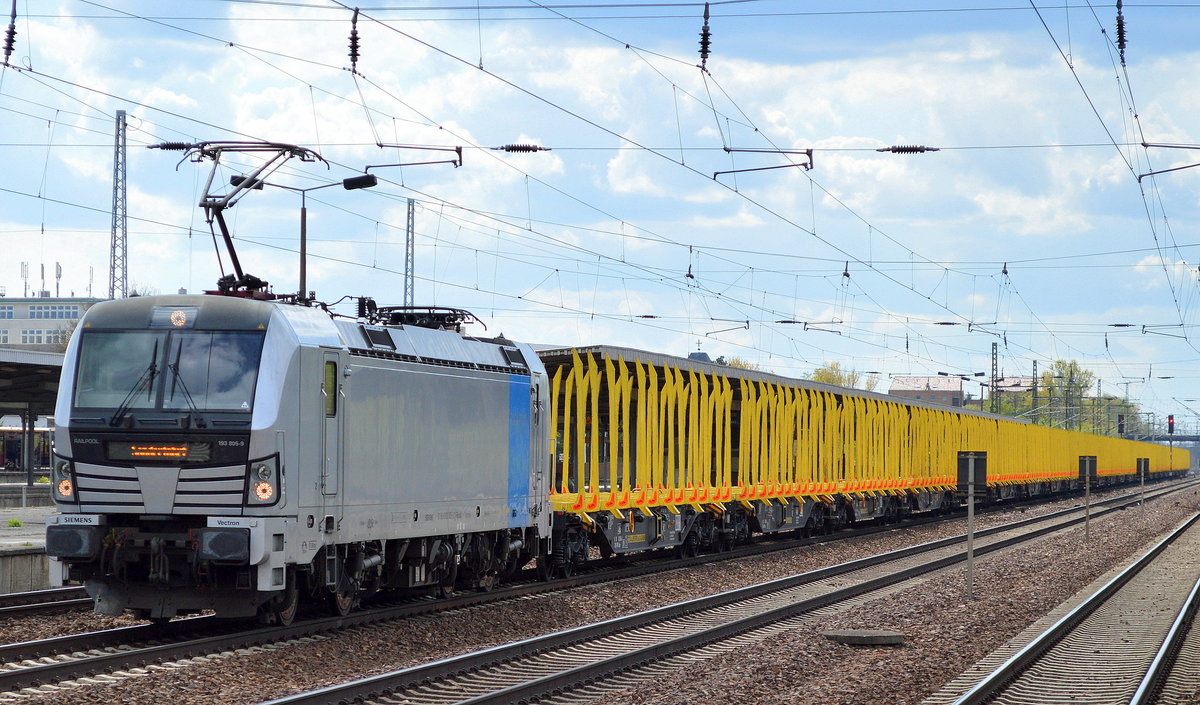 SETG mit der Railpool Vectron 193 805-9 und einem Leerzug Stammholz-Transportwagen am 26.04.17 Durchfahrt Bf. Flughafen Berlin-Schönefeld.