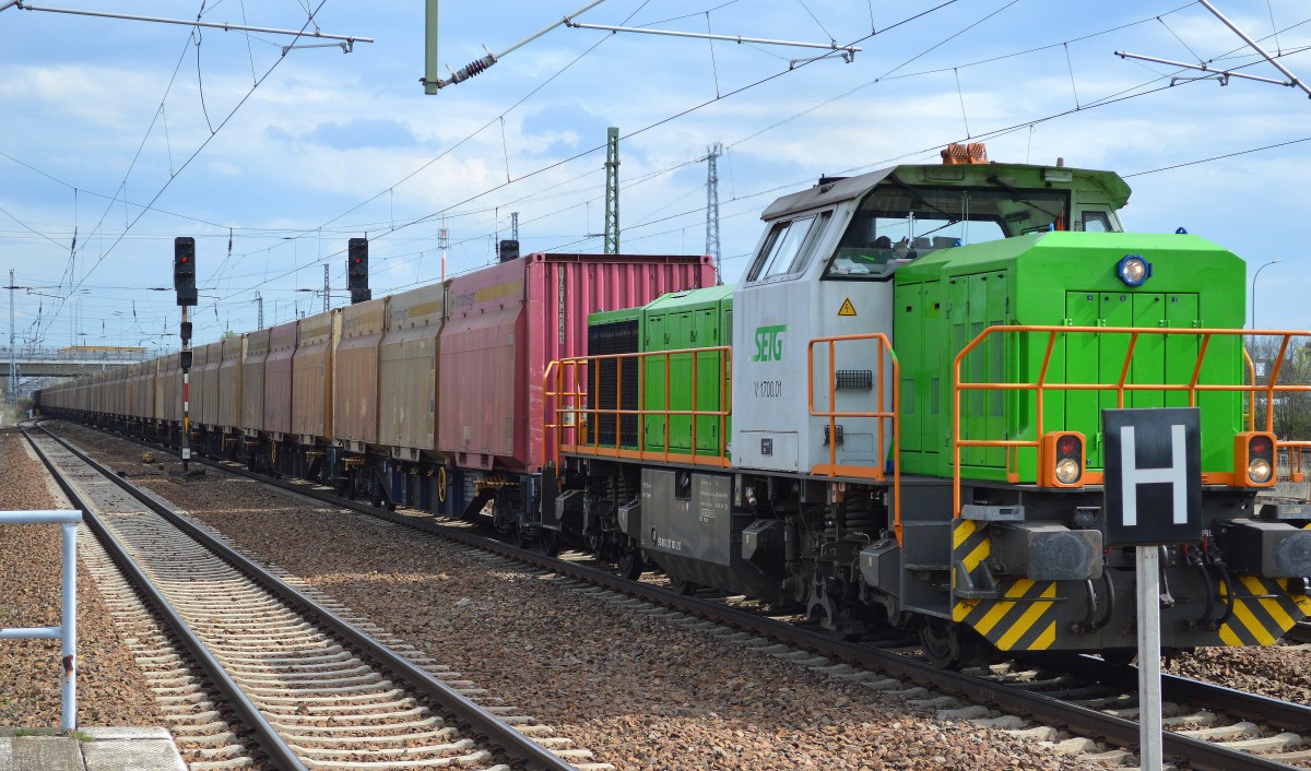 SETG mit V 1700.1 (277 101-2) mit einem Containerzug Holhackschnitzel bei der Durchfahrt Bhf. Flughafen Berlin-Schönefeld, 08.04.14