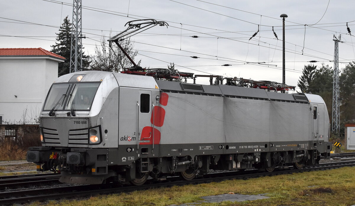 SETG - Salzburger Eisenbahn Transport Logistik GmbH, Salzburg [A] mit der geleasten Akiem Vectron  7193 008  [NVR-Nummer: 91 80 7193 008-8 D-AKIEM] auf dem Weg zur Abstellgruppe am 09.12.25 Bahnhof Stendal Hbf.