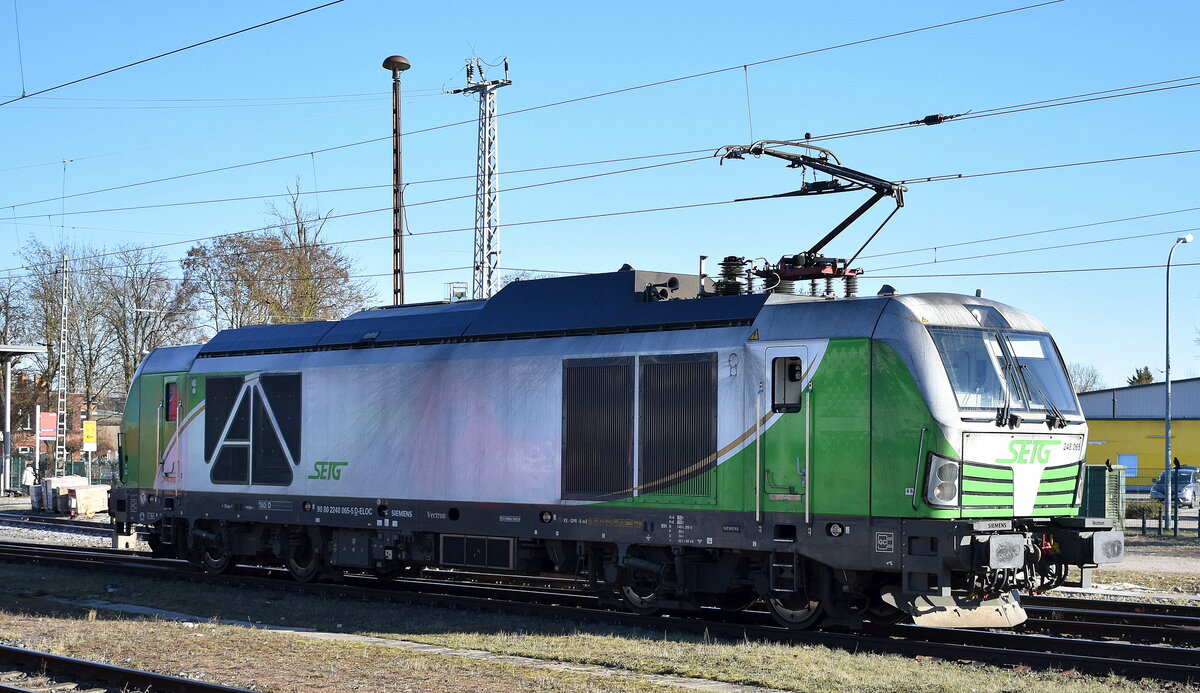 SETG - Salzburger Eisenbahn Transport Logistik GmbH, Salzburg [A] mit der geleasten ELL Vectron Dual Lok  248 065  [NVR-Nummer: 90 80 2248 065-5 D-ELOC] beim Umsetzen zur Abstellung am Bahnhof Stendal Hbf. am 05.03.26
