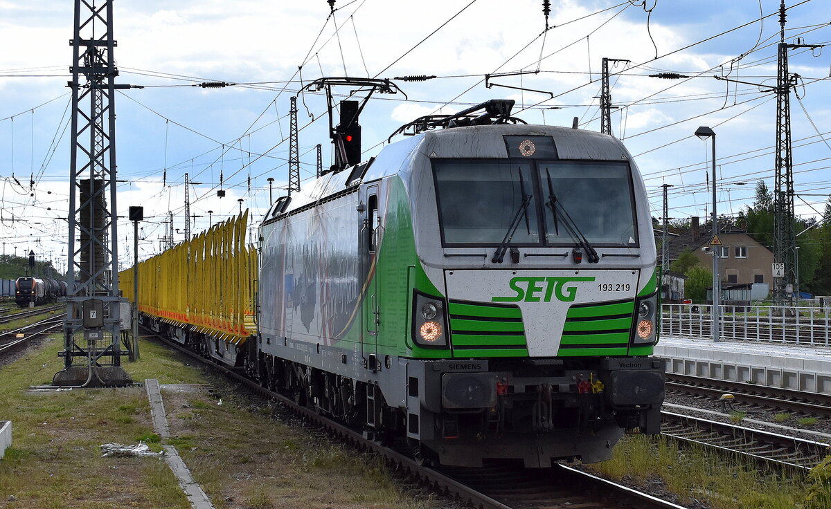 SETG - Salzburger Eisenbahn TransportLogistik GmbH, Salzburg [A] mit der geleasten ELL Vectron  193 219  [NVR-Nummer: 91 80 6193 219-3 D-ELOC] und einem Ganzzug Transwaggon Drehgestell-Rungenwagen für Stammholztransorte (leer) am 08.05.25 Durchfahrt Bahnhof Stendal Hbf.
