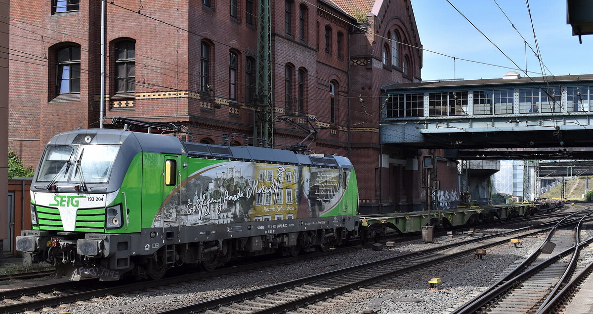 SETG - Salzburger Eisenbahn TransportLogistik GmbH, Salzburg [A] mit der geleasten ELL Vectron  193 204  [NVR-Nummer: 91 80 6193 204-5 D-ELOC] verlässt mit einem fast leeren Containerzug den Hamburger Hafen am 14.05.25 Höhe Bahnhof Hamburg-Harburg.
