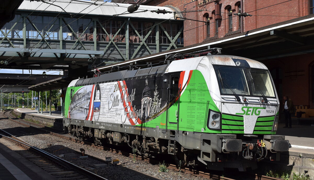 SETG - Salzburger Eisenbahn TransportLogistik GmbH, Salzburg [A] mit der geleasten ELL Vectron  193 219  [NVR-Nummer: 91 80 6193 219-3 D-ELOC] am 14.05.25 Durchfahrt Bahnhof Hamburg-Harburg.