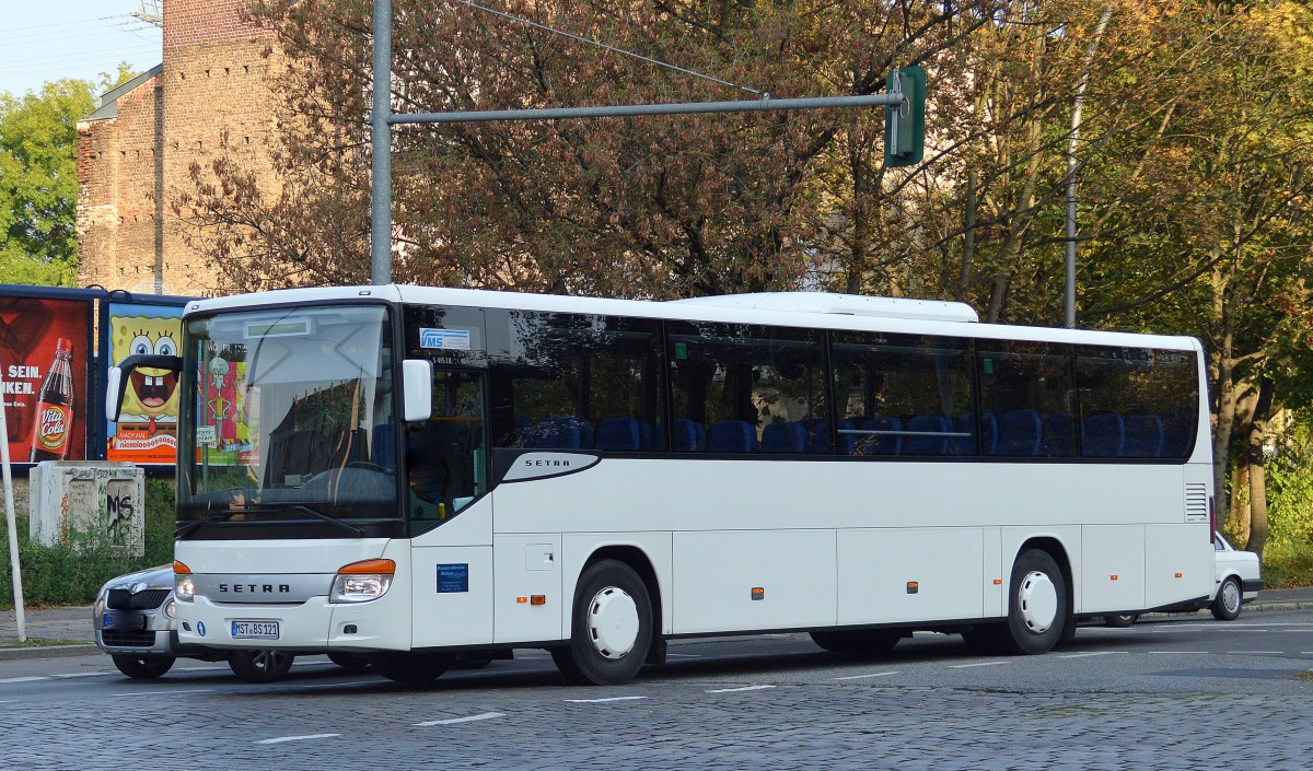 SETRA S 415 UL, ein Hochflur-Überlandbus der Fa. Becker-Strelitz Reisen/VMS am 15.09.14 Berlin-Pankow.