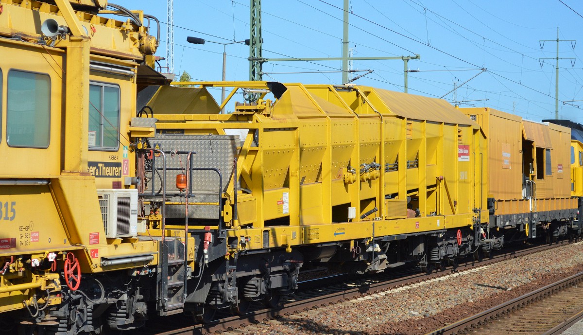 Sieht aus wie ein Förderband- und Silofahrzeug für Gleisschotter (SKW 02)von Plasser & Theurer, dieser Spezialwagen am Schnellumbauzug SUM 315  Büffel  der DB Bahnbau Gruppe am 17.09.15 Bhf. Flughafen Berlin-Schönefeld. 