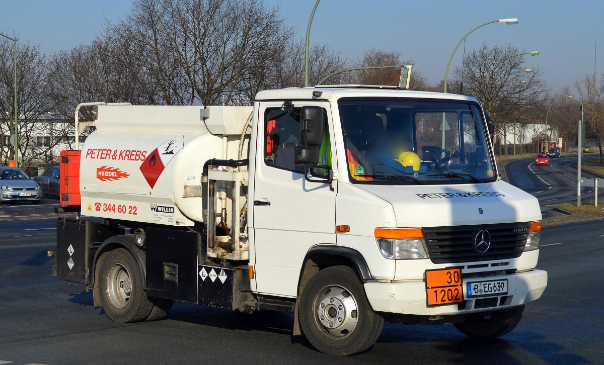Sieht man auch nicht sehr häufig ein älteres Tanklieferfahrzeug (Klein-LKW), ein MB 814 D der Firma PETER & KREBS aus Berlin (UN-Nr.30/1202 = Diesel/Heizoel) auf dem Weg zum Berliner Westhafen am 27.02.15