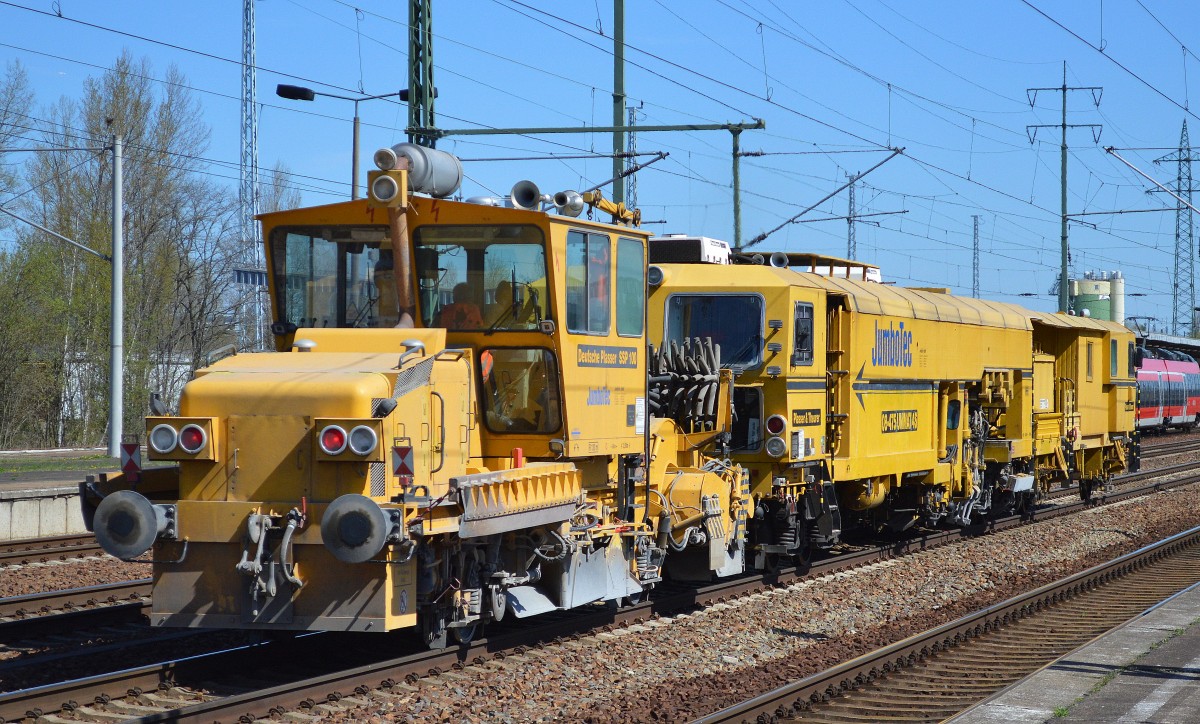 Sieht man nicht sehr häufig, eine etwas ältere Schotterplaniermaschine, eine von der Deutschen Plasser gebaute SSP 100 der Fa. JumboTec am 20.04.15 Bhf. Flughafen Berlin-Schönefeld. 