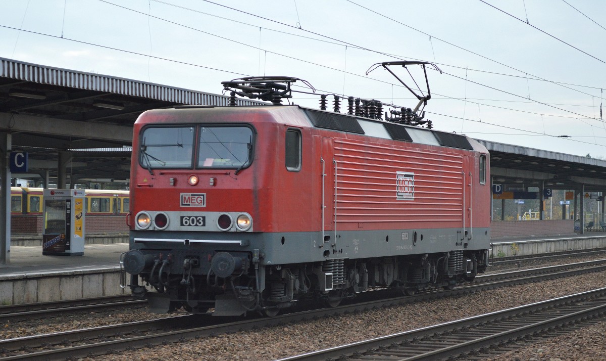 Sieht man selten mal einzeln, eine MEG 143ér, MEG 603 (143 851-4) am 13.11.15 Bhf. Flughafen Berlin-Schönefeld.