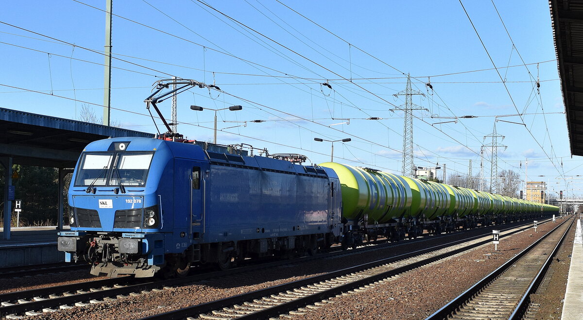 SKL Schienen Komplex Logistik Magdeburg GmbH & Co. KG, Magdeburg [D] mit der geleasten Northrail Smartron   192 078  [NVR-Nummer: 91 80 6192 078-4 D-NRAIL] mit einem Kesselwagenzug (Dieselkraftstoff) am 17.03.26 Höhe Bahnhof Schönefeld bei Berlin.
