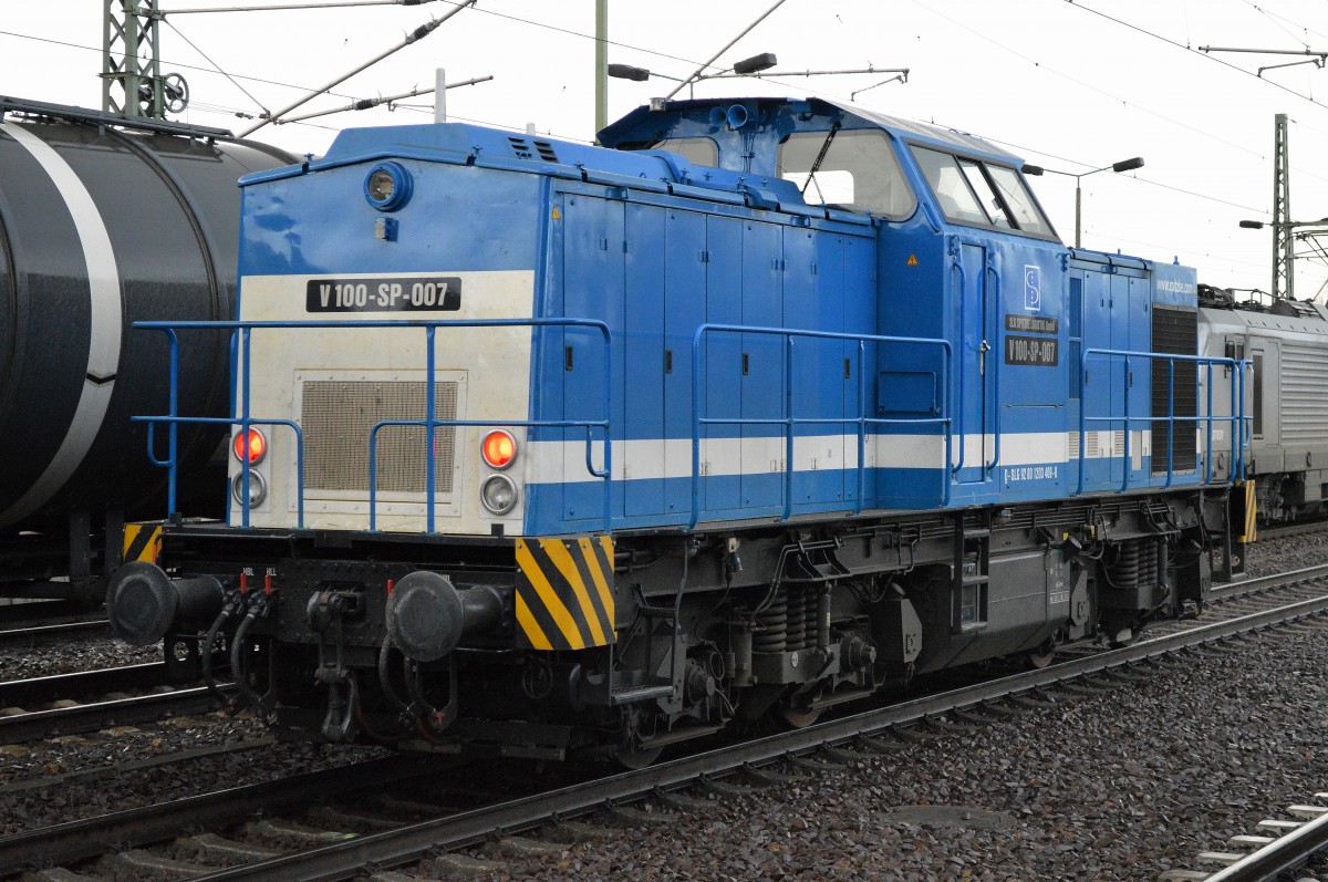 SLG V 100-SP-007 (203 409-8) am 19.11.15 Bhf. Flughafen Berlin-Schönefeld.