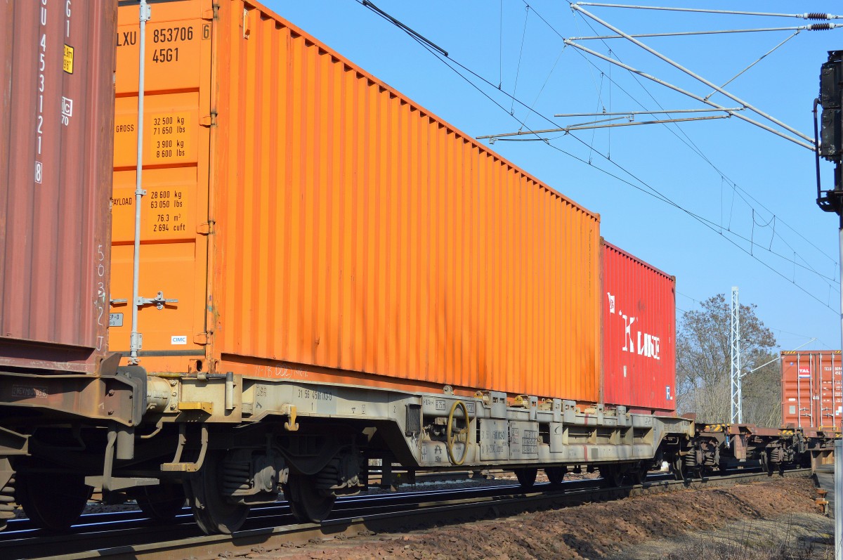 Slowakischer Containertragwagen mit der Nr. 31 RIV 56 SK-ZSSKC 4506 013-0 Sdgnss 9-559.0 am 09.03.16 Berlin-Wuhlheide.