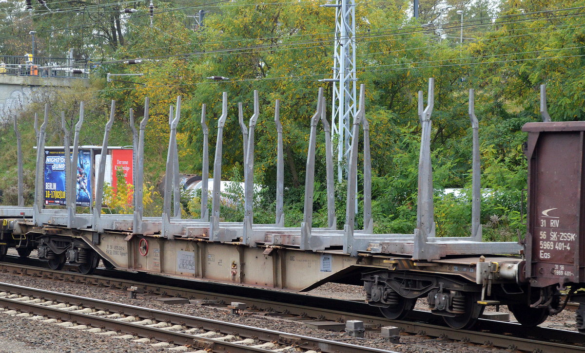 Slowakischer Drehgestell-Flachwagen mit hohen Rungen der ZSSK Cargo mit der Nr. 31 RIV 56 SK-ZSSKC 4575 231-4 Sgnss 9-540.2 am 20.10.17 Berlin-Springpfuhl.