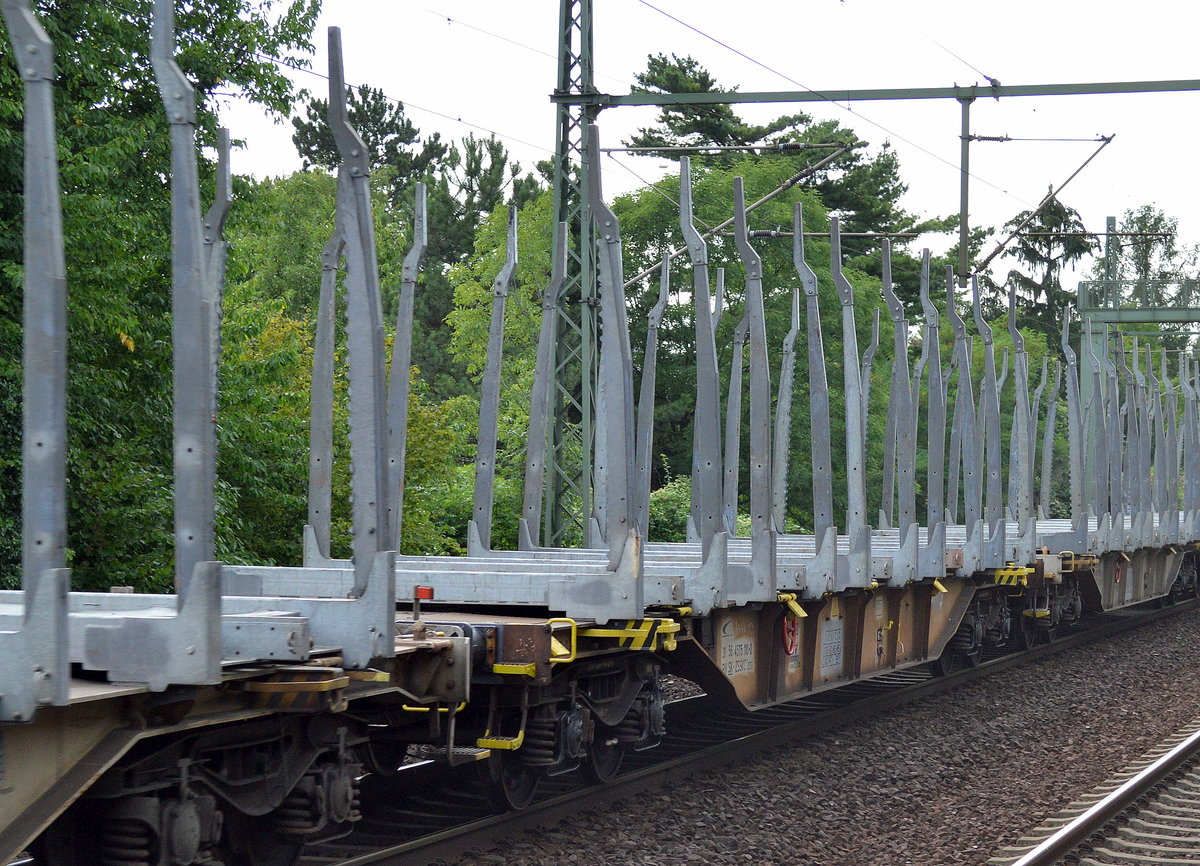 Slowakischer Drehgestell-Flachwagen mit hohen Rungen mit der Nr. 31 RIV 56 SK-ZSSKC 4575 110-0 Sgss am 31.07.17 Dresden-Strehlen.
