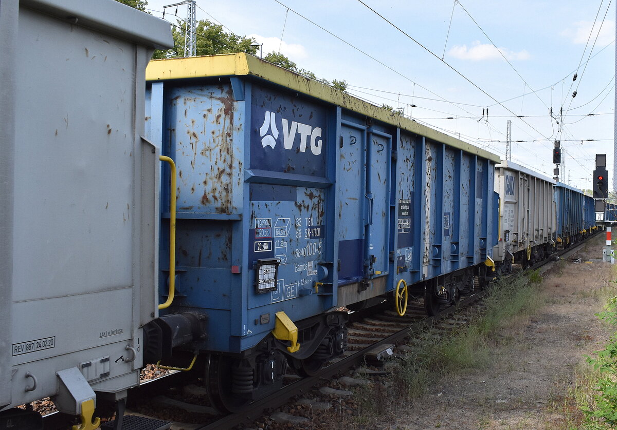 Slowakischer Drehgestell-Hochborwagen mit Baustoff beladen vom Einsteller VTG Schweiz GmbH mi der Nr. 33 TEN 56 SK-VTGCH 5840 100-5 Eamnos in einem Baustofftransportzug am 17.06.25 Durchfahrt Bahnhof Ruhland.