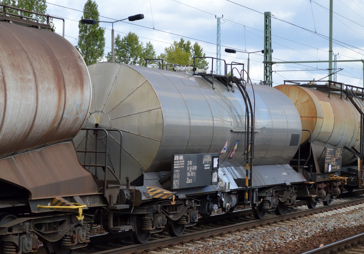 Slowakischer Kesselwagen vom Einsteller ATIR-RAIL mit der Nr. 33 RIV 56 SK-ATRR 7864 903-9 Zacs f�r den Transport von Kreideschlamm am 20.08.14 Bhf. Flughafen Berlin-Sch�nefeld.