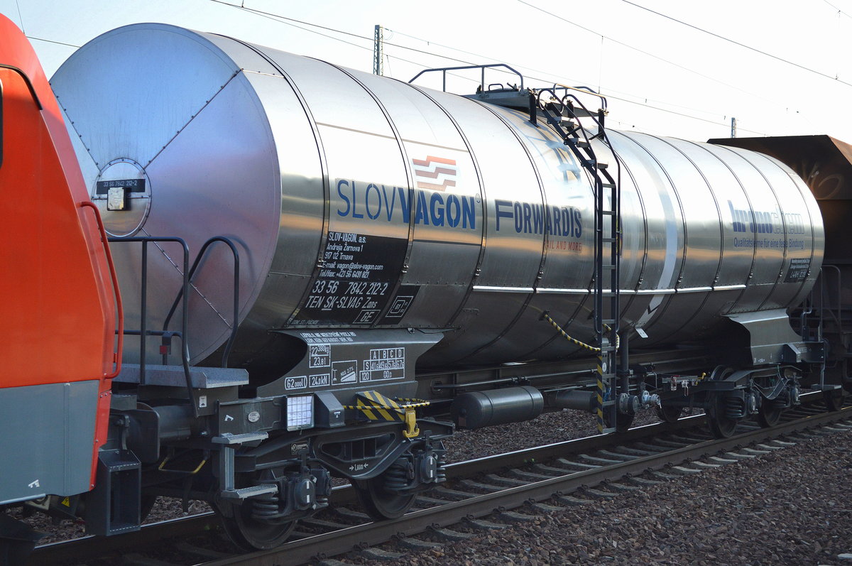 Slowakischer Kesselwagen vom Einsteller SLOV-VAGON a.s. mit der Nr. TEN 56 SK-SLVAG 7842 212-2 Zans für Leim-Transporte (kein Gefahrgut) am 13.09.16 Bf. Flughafen Berlin-Schönefeld.