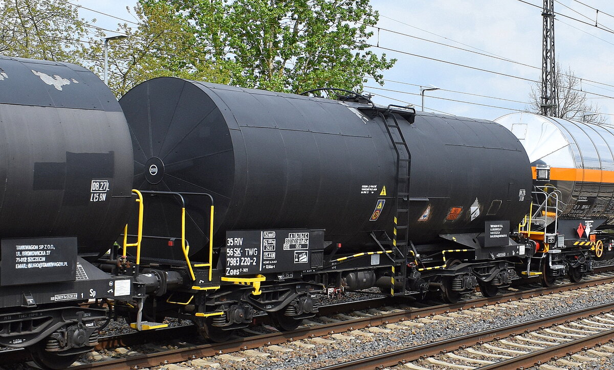 Slowakischer Kesselwagen vom polnischen Einsteller TANKWAGON Sp z o.o. mit der Nr. 35 RIV 56 SK-TWG 7983 220-2 Zaes 9-3421 für die Befüllung mit Umweltgefährdender Stoff, flüssig, N.A.G. (UN-Nr.: 90/3082) in einem gemischten Güterzug am 23.04.25 Höhe Bahnhof Saarmund.
