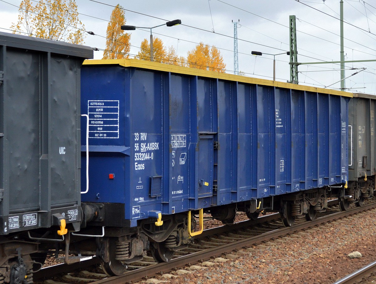 Slowakischer offener Drehgestell-Güterwagen der Fa. AXBENET, s.r.o mit der Nr. 33 RIV 56 SK-AXBSK 5332044-0 Eaos am 23.10.15 Bhf. Flughafen Berlin-Schönefeld.