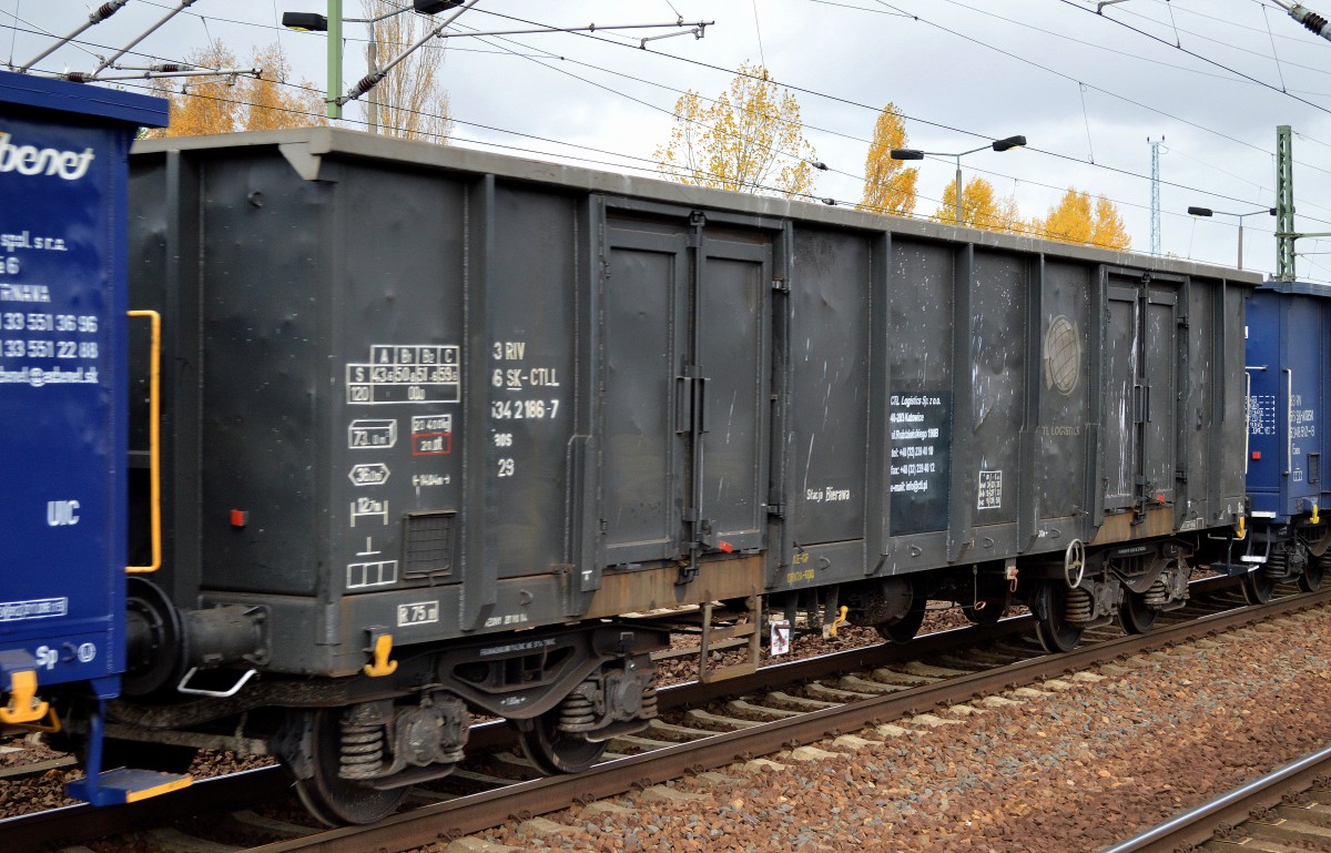 Slowakischer offener Drehgestell-Güterwagen der Fa. CTL Sp. z o.o. mit der Nr. 33 RIV 56 SK-CTLL 534 2 186-7 Eaos am 23.10.15 Bhf. Flughafen Berlin-Schönefeld.