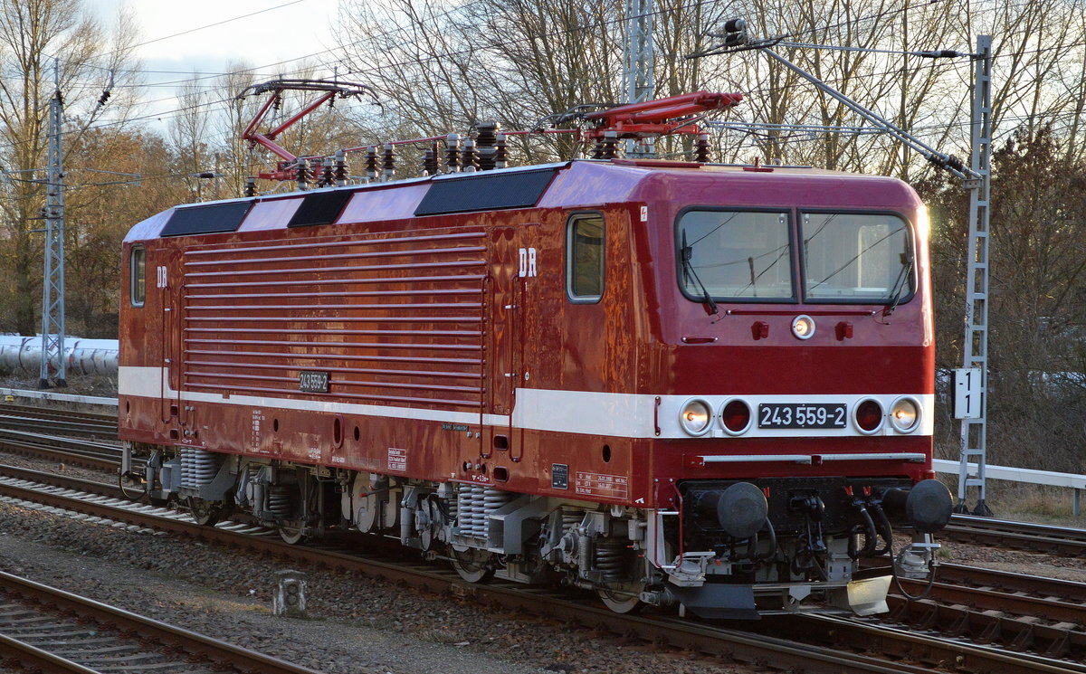 So wunderschön wird sie nur noch kurze Zeit glänzen und leuchten, die seit 16.01.17 neu in Dienst genommene 243 559-2 (9180 6143 559-3 D-DELTA), Eigentümer: DeltaRail GmbH, [D]-Frankfurt (Oder) am 27.02.17 Berliner Außenring Höhe Berlin-Springpfuhl.