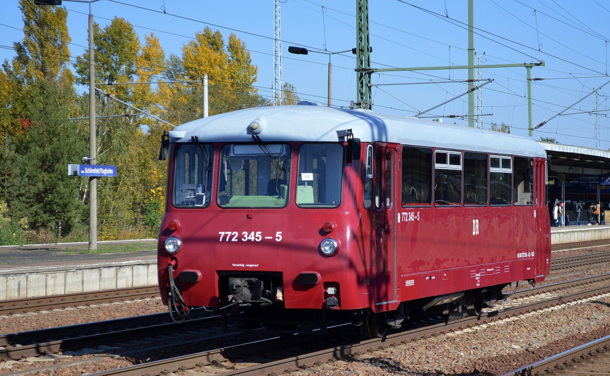 Sonderfahrt ohne Fahrgäste, das EBS 772 345-4 Ferkeltaxi (95 80 0772 345-4 D-EBS, Bautzen Nj.1964/15) am 11.10.15 Durchfahrt Bhf. Flughafen Berlin-Schönefeld.