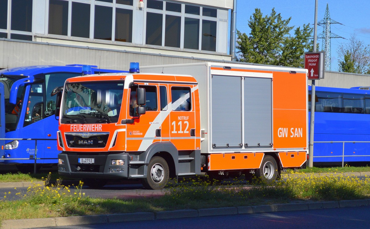 Sonderfahrzeug der Berliner Feuerwehr, der Gerätewagen Sanität (GW SAN) auf MAN TGL 12.220 Fahrgestell am 28.09.15 im Einsatz am Bhf. Flughafen Berlin-Schönefeld bei Ankunft eines täglichen Sonderzuges mit Flüchtlingen.