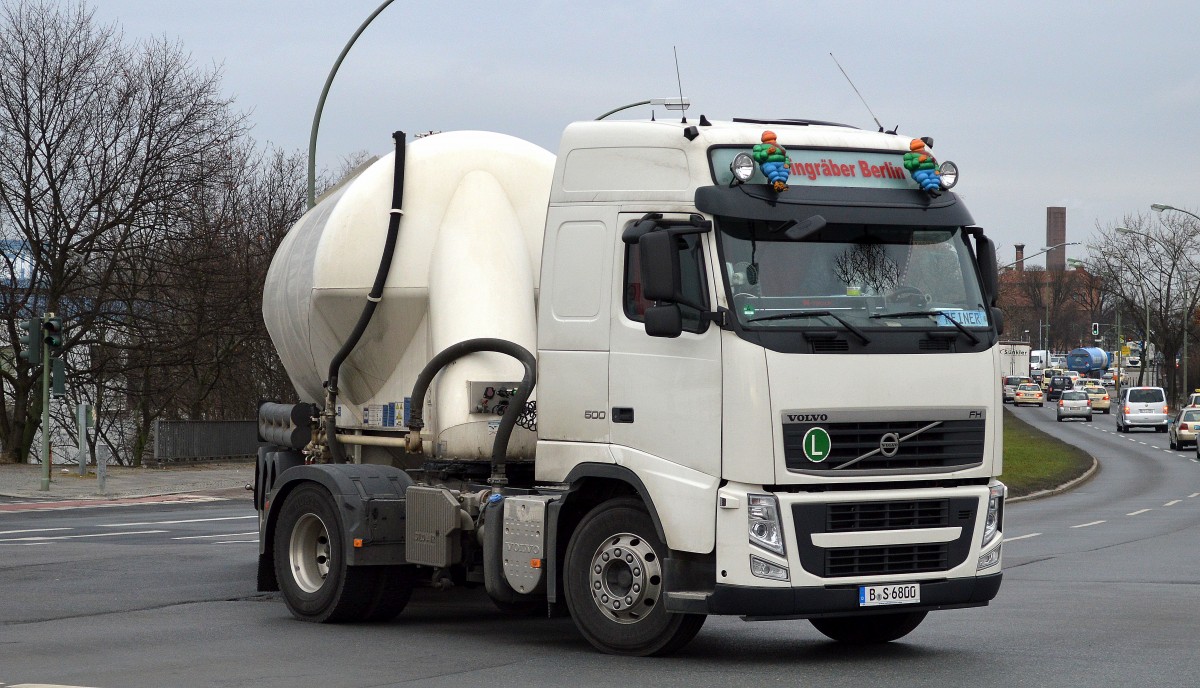 Sped. Steingräber Berlin mit VOLVO FH 500 Zugmaschine mit Siloauflieger bei der Einfahrt Berlin-Westhafen am 28.01.15