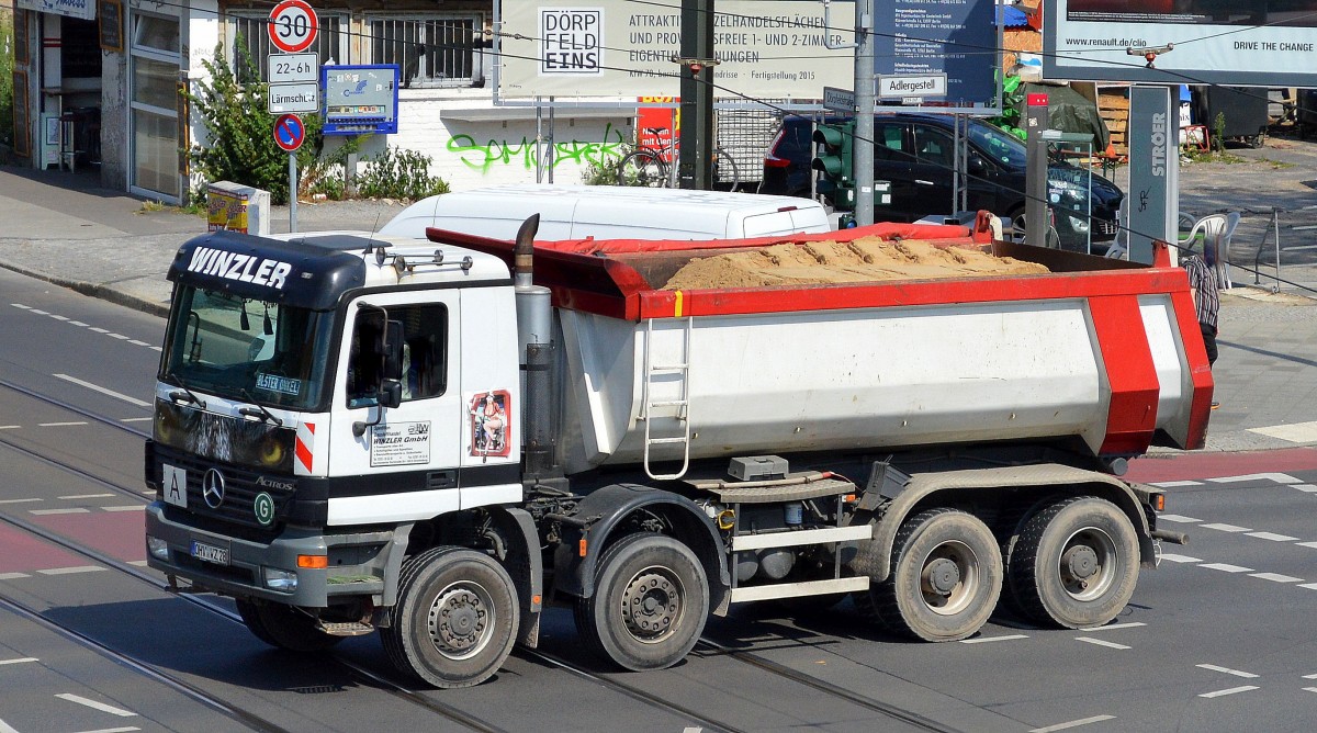 Sped. WINZLER GmbH mit einem MB ACTROS 4-Achs Baukipper am 15.07.14 Berlin-Adlershof.