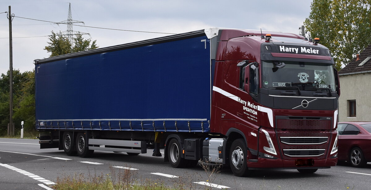 Spedition Harry Meier GmbH & Co. KG mit einem Sattelzug mit VOLVO FH 460 I-Save Zugmaschine am 01.10.25 Höhe Bahnübergang Rodleben.