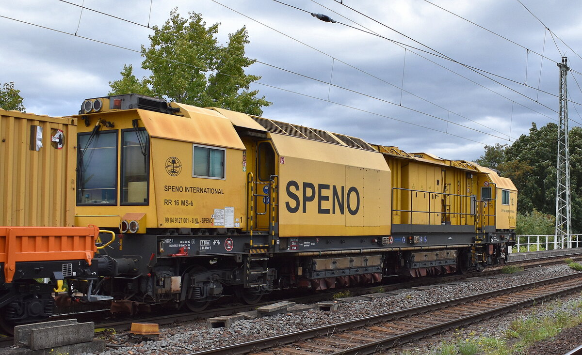 Speno International SA  Schienenschleifzug Typ RR 16 MS-6 „Rail Rectifier 16 MS“ mit niederländischer Registrierung mit der Nr.  99 84 9127 001-8 NL-SPENO  am Haken von  145 044-4  [NVR-Nummer: 91 80 6145 044-4 D-NeSA] am 11.09.25 Höhe Bahnhof Magdeburg-Neustadt.